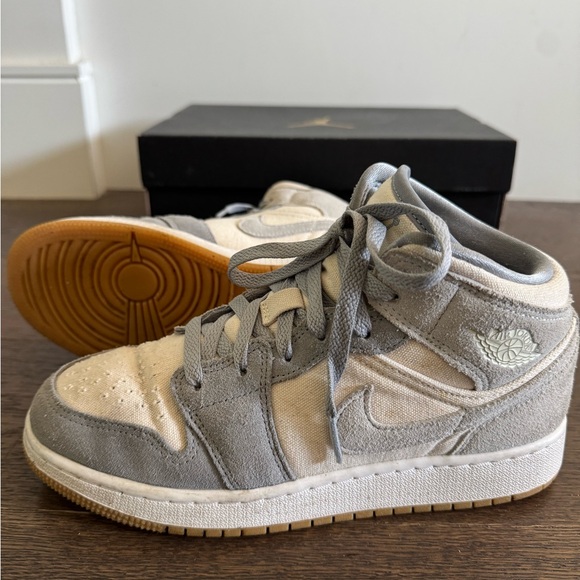 Youth Nike Air Jordan 1 Mid - COCONUT MILK-PARTICLE GREY-WHITE-GUM size 5.5 - Picture 3 of 11